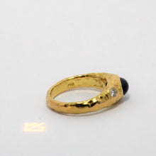 Laden Sie das Bild in den Galerie-Viewer, Saphirring mit 0,1ct Brillant