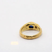 Laden Sie das Bild in den Galerie-Viewer, Saphirring mit 0,1ct Brillant