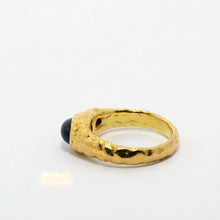 Laden Sie das Bild in den Galerie-Viewer, Saphirring mit 0,1ct Brillant