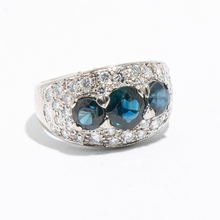 Laden Sie das Bild in den Galerie-Viewer, Ring 750/- Weißgold mit Brillanten und Saphir
